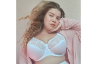 Пишнотіла волинська модель знялася у відвертій фотосесії