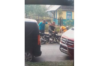 У селі на Волині зіткнулись велосипедистка і мотоцикл, жінка – у лікарні (фото)