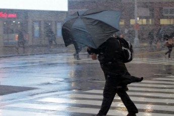 Осінь принесла зливи і пориви вітру до 20 метрів за секунду: в Україні оголосили штормове попередження