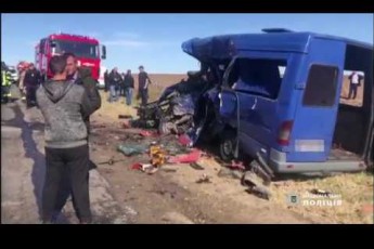 Переповнена маршрутка на швидкості врізалась у вантажівку: багато загиблих та постраждалих (відео)