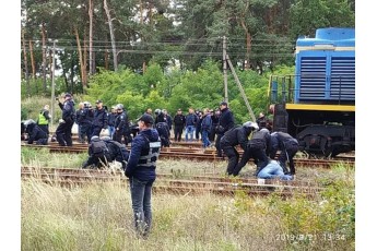 Б'ють кийками та заламують: поліція силою розганяє активістів та АТОвців, які блокують російське вугілля (фото, відео)