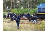 Б'ють кийками та заламують: поліція силою розганяє активістів та АТОвців, які блокують російське вугілля (фото, відео)