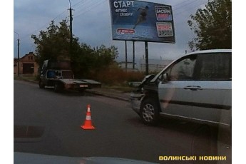 У Луцьку на пішохідному переході зіштовхнулись два автомобілі (фото)
