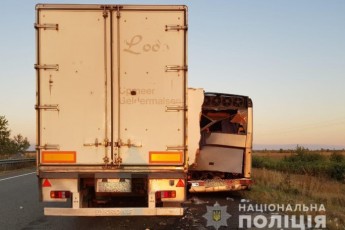 Вантажівка протаранила рейсовий автобус, а той на смерть переїхав своїх пасажирів