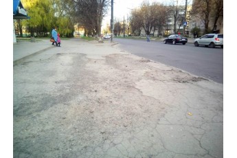 У Луцьку просять відремонтувати пішохідний тротуар біля нічного клубу