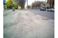 У Луцьку просять відремонтувати пішохідний тротуар біля нічного клубу