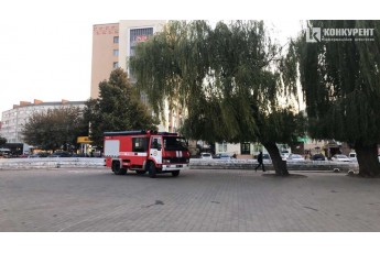 Через вікна йшов дим: у Луцьку з Палацу культури евакуювали людей (фото)