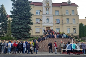 Під Луцькрадою проходить мітинг працівників Центрального ринку (фото)