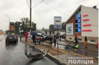 Поліцейський автомобілем влетів у зупинку: є загиблі та травмовані (фото)