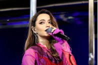Дорофєєва показала 3-D фото у куртці на голе тіло