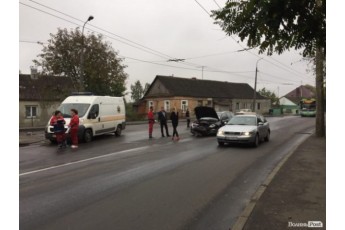 Вранці у Луцьку зіткнулись три автівки: на місці працюють медики (фото)