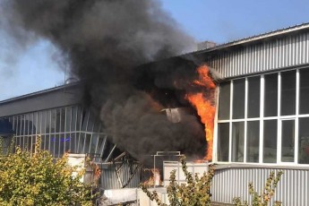 Потужний вибух на заводі: внаслідок пожежі постраждало 10 осіб (фото, відео)