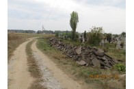 У селі під Луцьком чоловіки своїми силами ремонтують дорогу біля кладовища