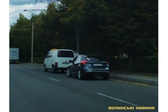 У Луцьку в ДТП потрапили таксі та учбове авто