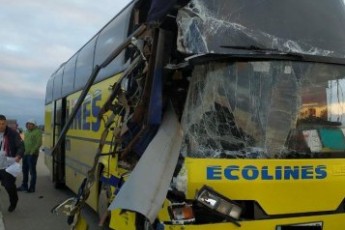 Вантажівка на швидкості протаранила пасажирський автобус, є загиблі