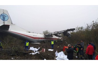 Під Львовом здійснив аварійну посадку літак з пасажирами: є загиблі (фото)