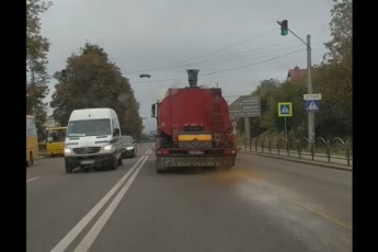 У Луцьку вантажівка на ходу зливала на дорогу нечистоти (відео)
