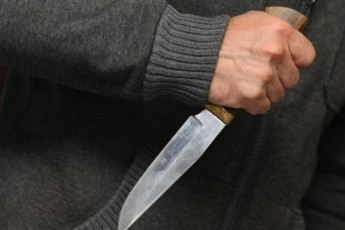 У Луцьку серійний грабіжник напав на чоловіка з ножем