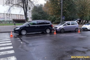 У Луцьку біля пішохідного переходу зіткнулися дві автівки