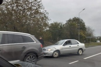 На трасі неподалік Луцька легковик протаранив елітний позашляховик (фото)