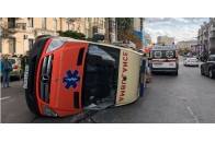 На перехресті у результаті ДТП перекинулася швидка з пацієнтом