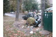 У Луцьку зловили чоловіка, який зумисне підкидав сміття в чужі контейнери