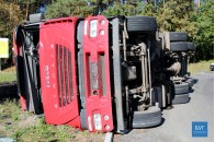На Волині перекинулась вантажівка з торфобрикетом, водій – втік