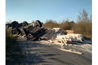 На Волині перевернута вантажівка з деревиною перекрила дорогу