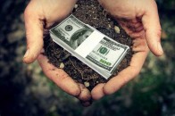 Прем'єр-міністр повідомив, що українську землю зможуть купувати іноземці
