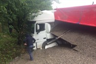 На Волині сталася ДТП, під час якої перекинулась вантажівка зі щебенем