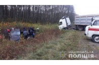 Авто викинуло у кювет: на Волині вантажівка протаранила легковик, є загиблі (фото)