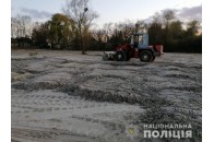 Із обмілілого Світязя трактором знову крали пісок (фото)