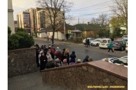 Під Луцькою міськрадою мітингують підприємці Центрального ринку