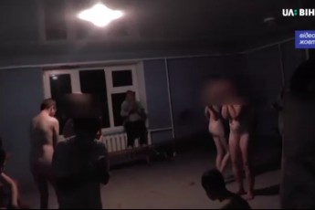 Психічно хворих людей голими тримають у зачиненій кімнаті в інтернаті на Вінниччині (відео)
