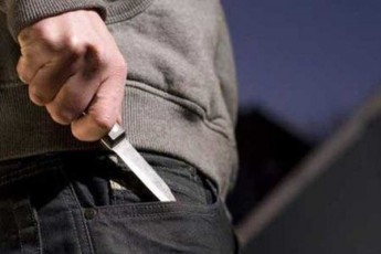 У Луцьку агресивний чоловік погрожував вибухівкою та напав на молодика з ножем