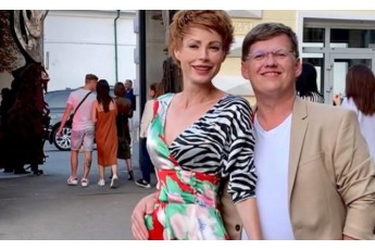 Наречена Розенка без макіяжу розляглася під столом прямо в ресторані (фото)