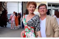 Наречена Розенка без макіяжу розляглася під столом прямо в ресторані (фото)