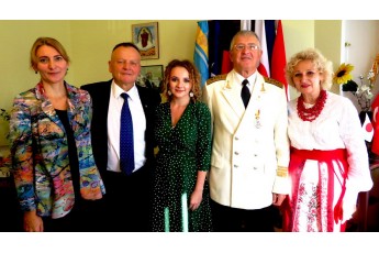 Волинські артисти отримали почесні відзнаки від першого командувача ВМС України
