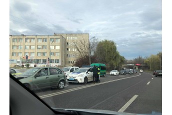 У Луцьку на перехресті зіткнулися дві автівки (фото)