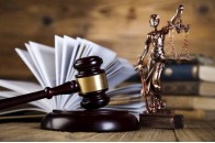 В Україні скоротять кількість суддів та зменшать їм посадові оклади: Зеленський підписав закон про судову реформу