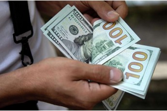 Долар до гривні обвалиться: експерт дав прогноз курсу валют в обмінниках і на міжбанку