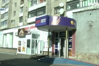 Зухвале пограбування спортлото у Луцьку – злодій виніс 17 тисяч, оператор потрапив у лікарню (відео)