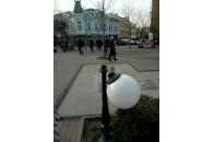 У центрі Луцька, в нещодавно облаштованому сквері, невідомі розтрощили ліхтарі