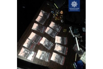 Вночі у Луцьку затримали чоловіка з 13 пакетиками амфетаміну (фото)