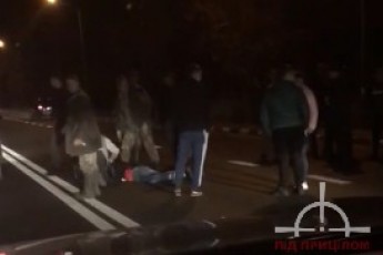 Головні новини Волині 17 листопада: автівка збила молоду дівчину, постраждалу підкинуло на декілька метрів; вночі вщент згорів автомобіль