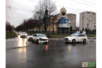 У Луцьку – ДТП: легковик протаранив автобус з людьми (фото)