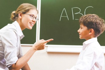 Українських вчителів планують перевести на контракт