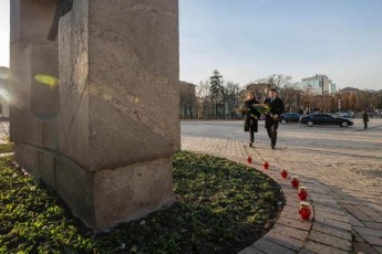 Зеленський разом з дружиною вшанували пам’ять жертв Голодомору 1932-1933 років в Україні (фото)