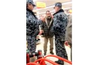 У луцькому супермаркеті чоловік розпивав шампанське і відмовився за нього платити (відео 18+)
