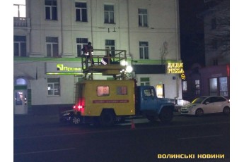 У Луцьку на тролейбусній лінії трапилася аварія, транспорт зупиняється